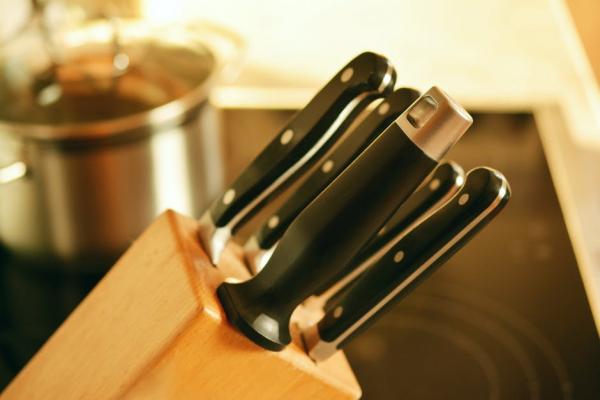 DIY Magnetic Knife Display Rack