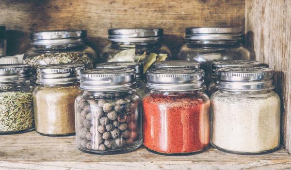 DIY: Magnetic Spice Rack
